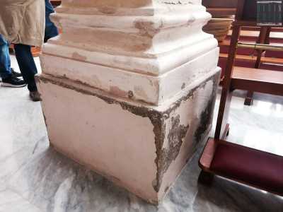 Le colonne si mostrano per� fortemente scrostate...